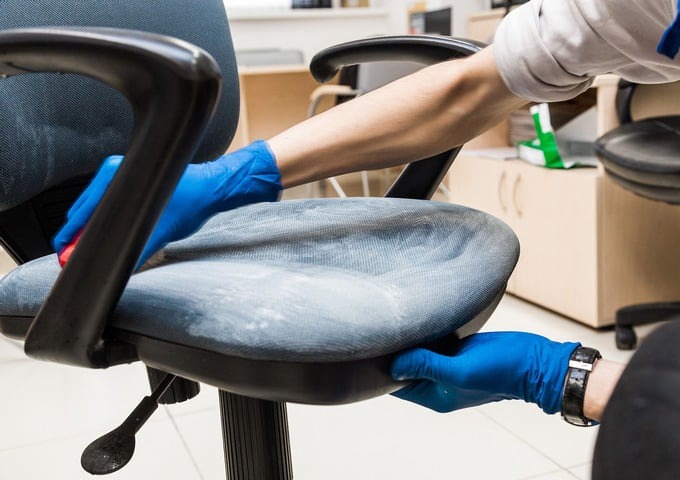 Czyszczenie fotela biurowego